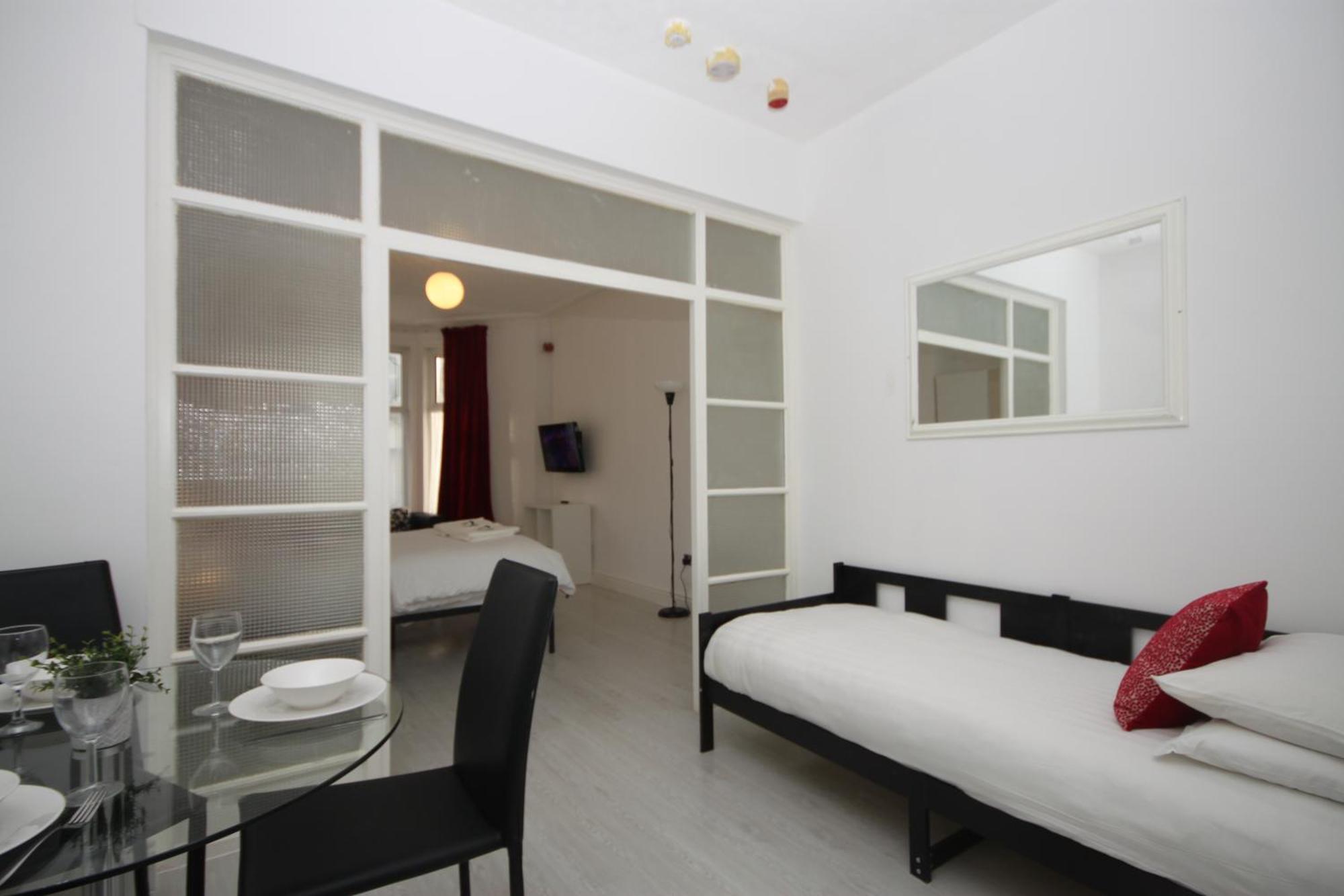 Barton Beachside - Stylish Studio Apartment, Double & Single - Central Beach & Promenade Location - Over 21'S, Family Friendly Only, Id Required Blackpool Bilik gambar