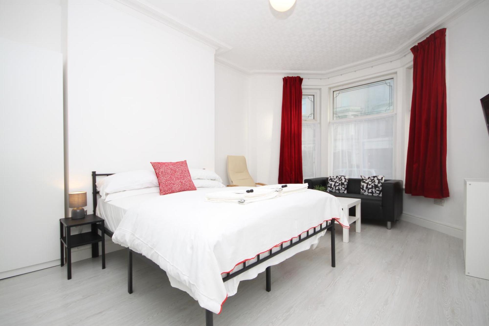 Barton Beachside - Stylish Studio Apartment, Double & Single - Central Beach & Promenade Location - Over 21'S, Family Friendly Only, Id Required Blackpool Bilik gambar